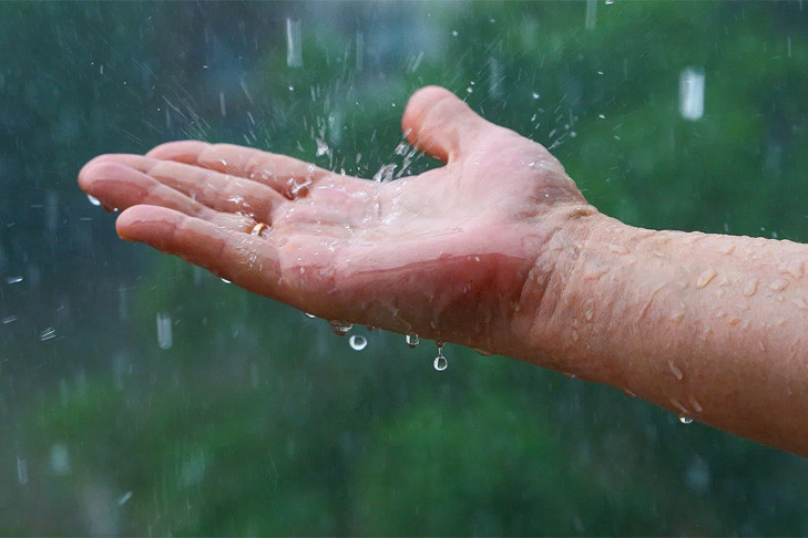 Новосибирск встретил июль мощным ливнем с грозой и градом