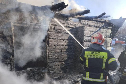 Огромный дом рядом с СНТ «Садовод» сгорел дотла в Новосибирске