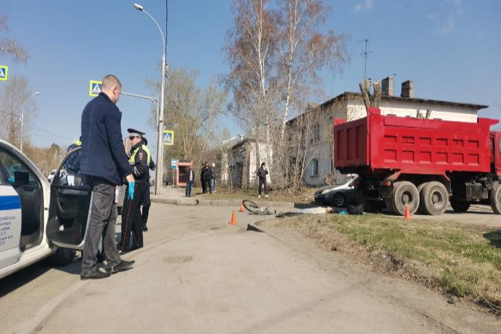 Велосипедиста на тротуаре насмерть сбил грузовик в Новосибирске