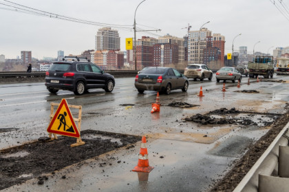 Ямочный ремонт начался 2 марта на Димитровском мосту в Новосибирске