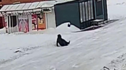 Ждала скорую лёжа на дороге: пенсионерка сломала ногу в Новосибирске