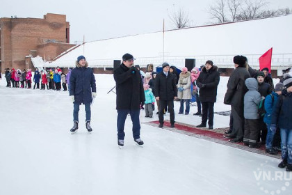 Глава Дзержинского района катался на коньках в рабочее время