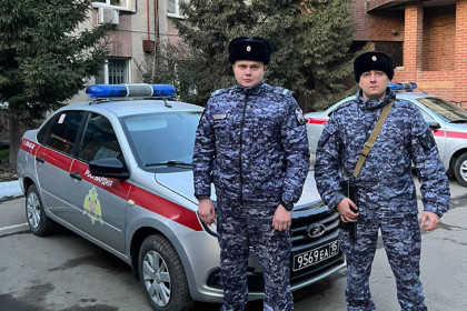 В Новосибирске росгвардейцы вернули матери потерявшегося малыша