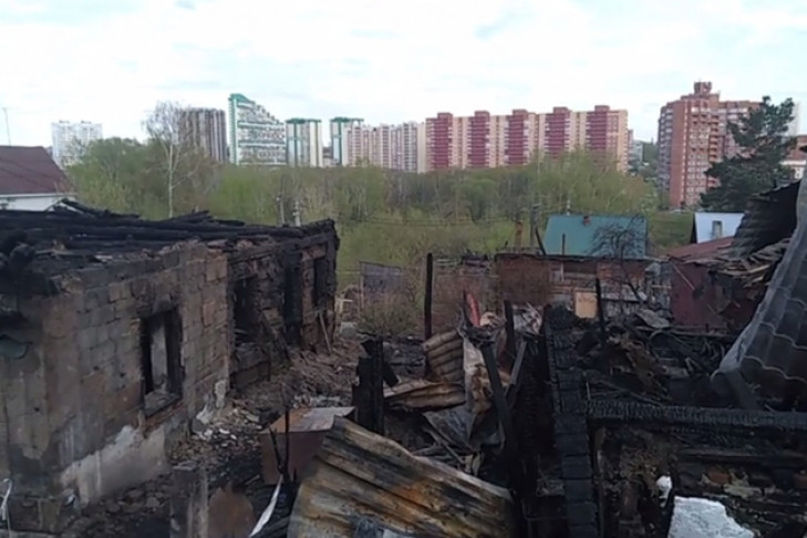 Поджог мог быть причиной крупного пожара в частном секторе Новосибирска
