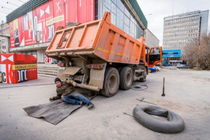 Пьяный мужчина на «КАМАЗе» протаранил два авто в Новосибирске