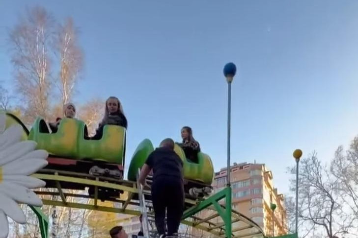 Новосибирцы застряли на аттракционе «Гусеница» в Центральном парке