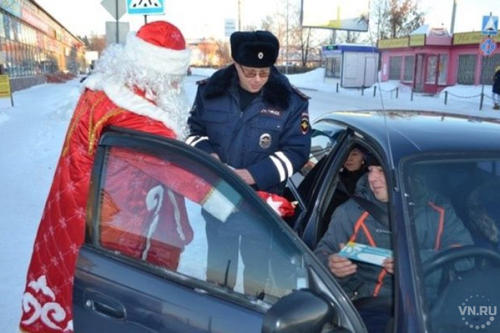 Полицейский Дед Мороз поздравил автомобилистов Тогучина