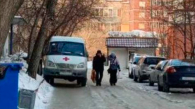 Фейковая «скорая» заблокировала тротуар на улице Линейной в Новосибирске