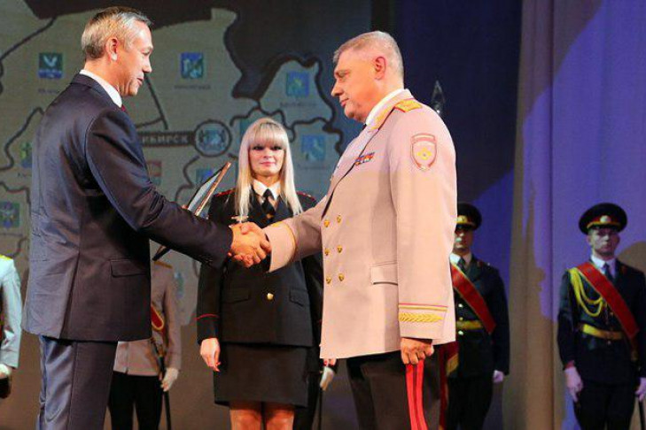 Врио губернатора Травников наградил лучших сотрудников полиции