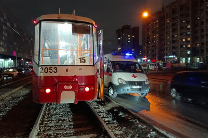 Трамвай №15 насмерть сбил мужчину в Новосибирске