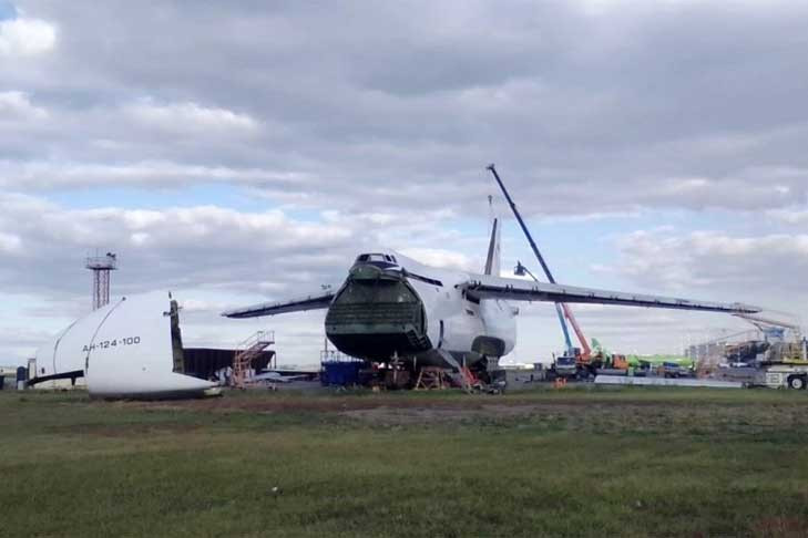 Самолет «Руслан» режут на запчасти после аварийной посадки в Новосибирске