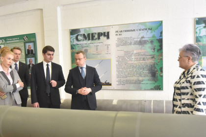 Врио первого заместителя губернатора Юрий Петухов посетил Новосибирский завод искусственного волокна
