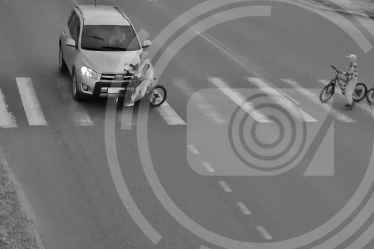 Школьник с велосипедом попал под кроссовер на Курчатова в Новосибирске