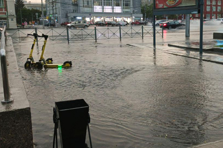 Разгул стихии: Новосибирск пережил мощный ливень с грозой