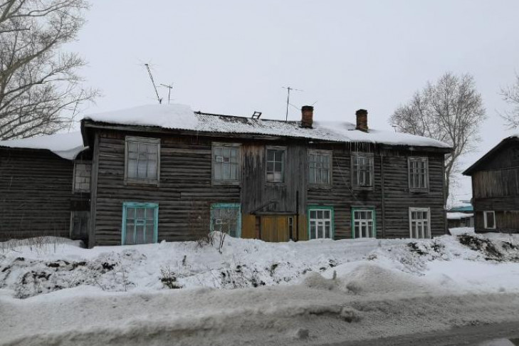 Потолок аварийного дома рухнул на ребенка в Барабинске