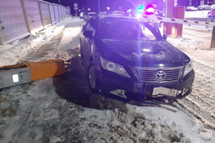 Заведенный автомобиль украли у жителя Новосибирска