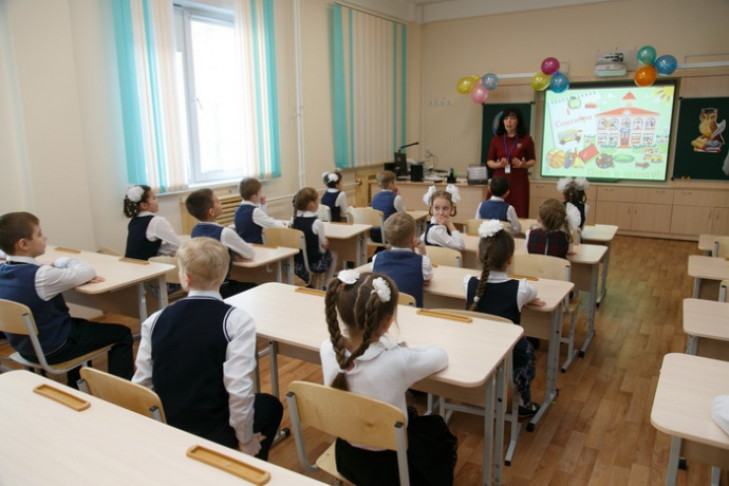 Количество болеющих COVID-19 школьников назвали в Новосибирске
