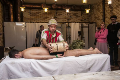 Как похудеть в русской бане: массаж поленом
