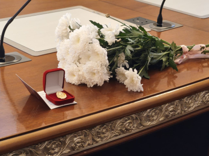 Нагрудные знаки «Почетный донор Новосибирской области» вручили жителям региона