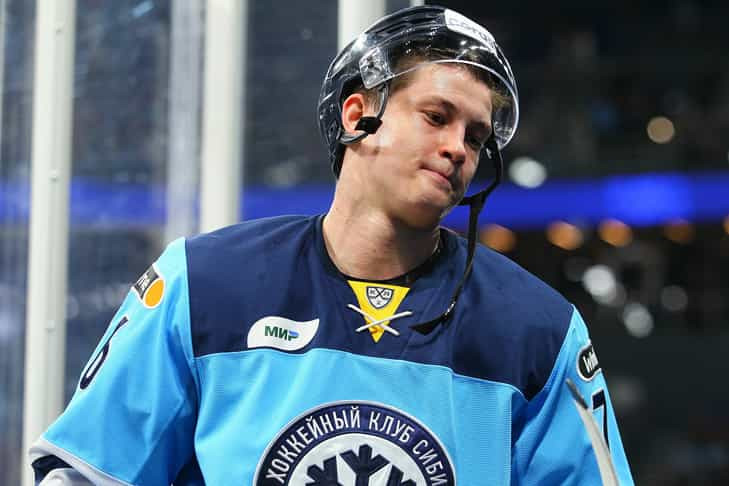 За неприличный жест КХЛ наказала рублем защитника ХК «Сибирь» Ахиярова