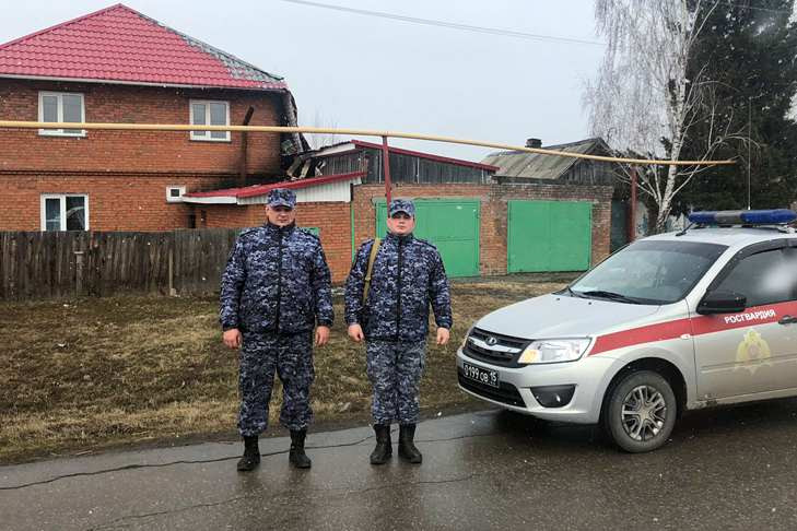 Росгвардейцы вытащили из огня детей под Новосибирском