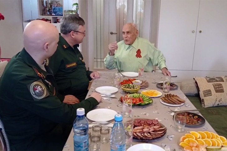 В Новосибирске с 80-летием Победы поздравили участника битвы у озера Балатон