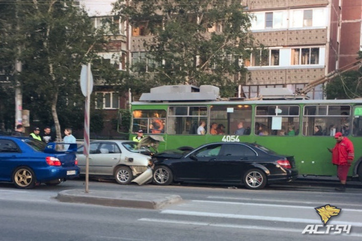 Три иномарки врезались в тягач Scania на улице Дуси Ковальчук в Новосибирске