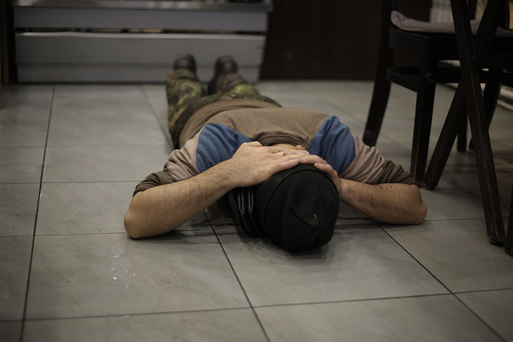 Толпу мигрантов паровозиком вывели силой из кафе в «Березовой роще»