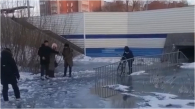 Под Новосибирском талые воды затопили пешеходный переход
