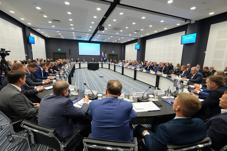 Андрей Травников: Новая система отношений областных органов власти и муниципалитетов должна полноценно работать уже в 2027 году