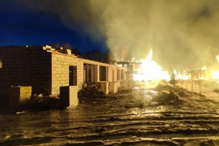 Трехэтажный дом сгорел дотла в деревне Абрашино под Новосибирском
