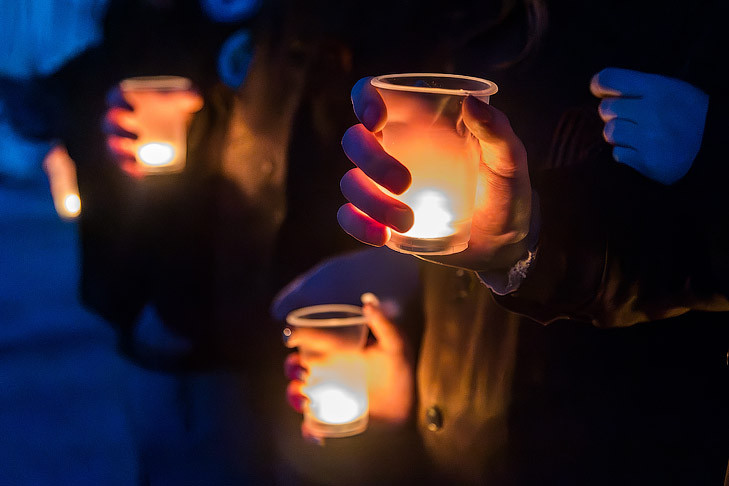 Сотни свечей зажгли вечером в Нарымском сквере 25 мая