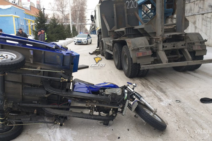Мотоциклист погиб под колесами МАЗа 21 января в Новосибирске