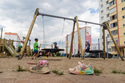 В Новосибирске спасатели распилили цепь качелей ради спасения малышки