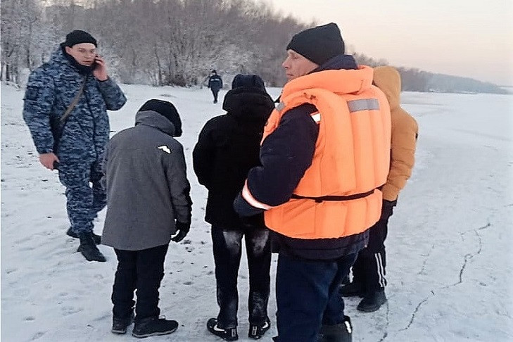 Спасатели выгнали со льда пятерых подростков и отдали их Росгвардии