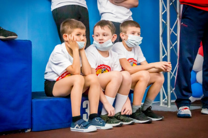 Учиться играть в футбол на третьем уроке физкультуры будут дети в Новосибирске
