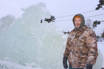 Огненную лошадь из озерного льда в центре Искитима ваяет новосибирец