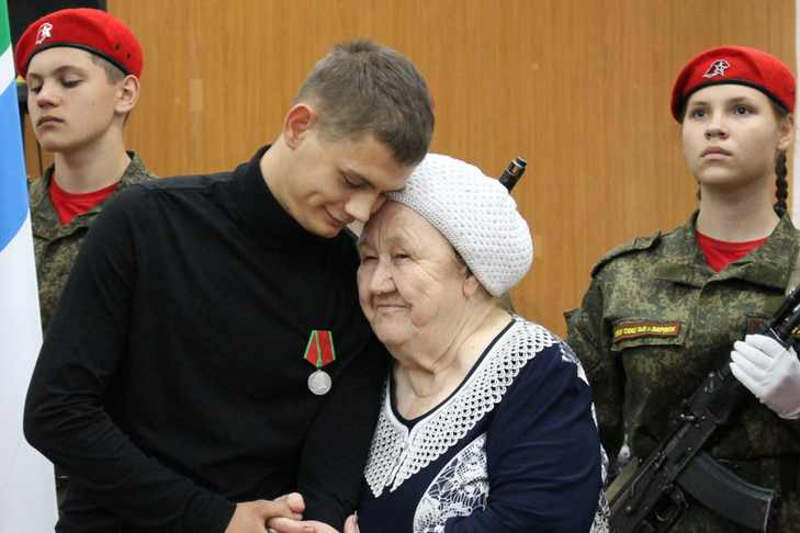 Путин наградил медалью Суворова ефрейтора Макарова из Бердска