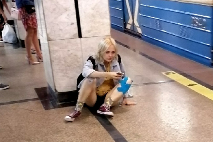 Усталая блондинка села на пол в метро Новосибирска