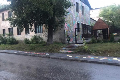 Рисунки на асфальте возле детского сада и проезжей части возмутили новосибирцев