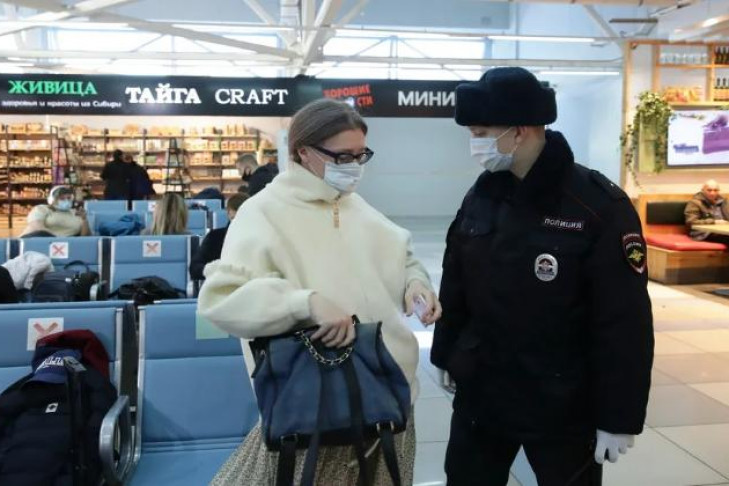 Пассажиров без масок отлавливали в аэропорту Толмачево