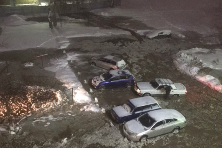 От вмерзания в лед спасли машины в затопленном Бердске