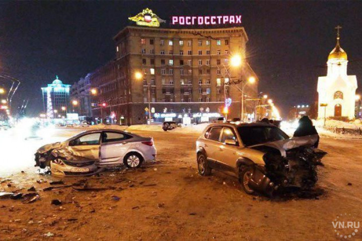 Усыпали обломками центр Новосибирска две Hyundai