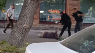 Парень тащил девушку за волосы по Красному проспекту в Новосибирске