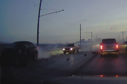 Октябрьский мост в Новосибирске перекрыли после массового ДТП