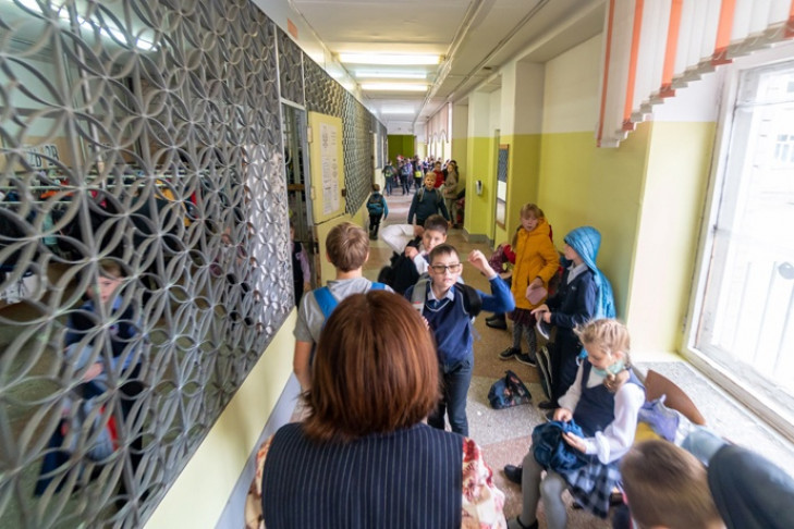Точную дату окончания дистанта в школах Новосибирска назвал Андрей Травников