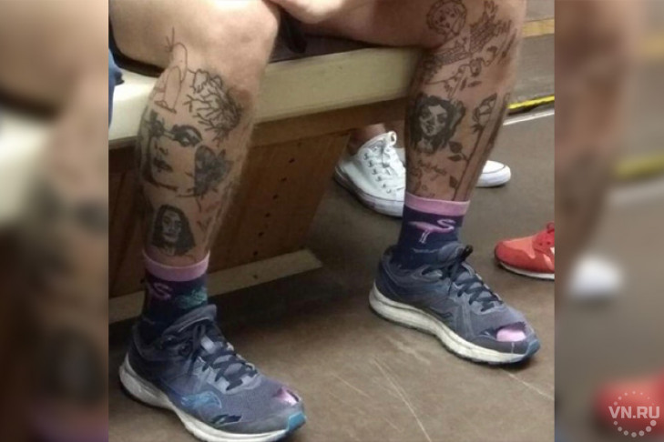 Брутальные ноги с тату и розовыми носками шокировали пассажиров