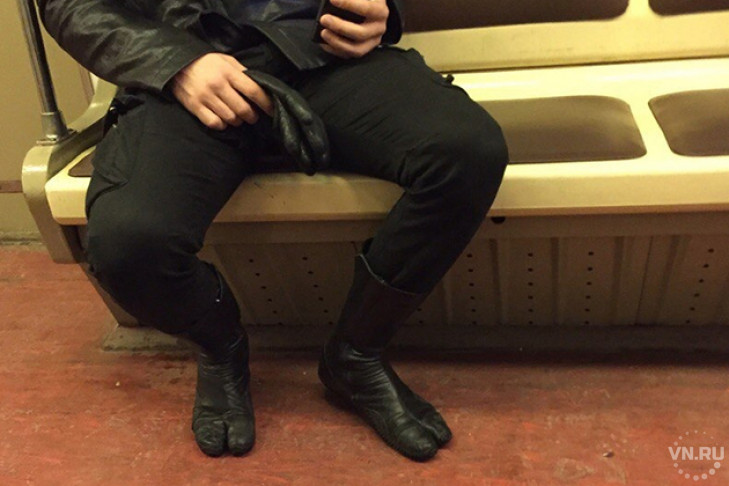 Мужчина в удивительных ботинках замечен в новосибирском метро
