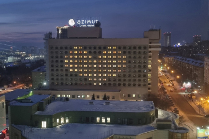 «Как трогательно»: сердце из окон зажгли на отеле в Новосибирске