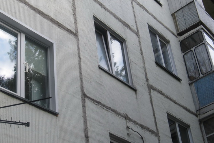 Годовалый малыш выпал с москитной сеткой из окна 3-го этажа